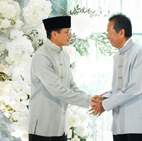 Sandiaga Uno juga tampak hadir di acara lamaran keponakannya, Athina. Terlihat Sandiaga mengenakan busana Changshan, seragam dengan pihak keluarga. Foto: Instagram/@rharyantoracing