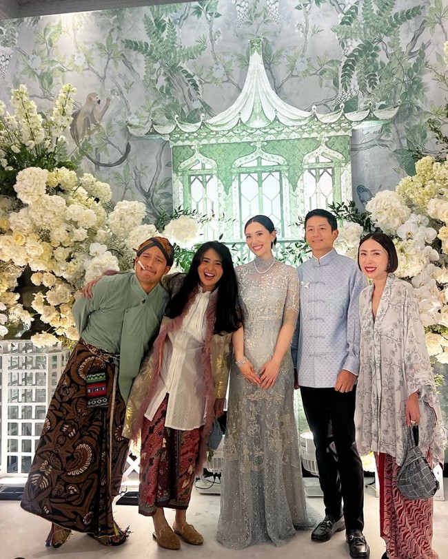 Beberapa rekan artis juga terlihat hadir. Salah satunya Ayushita. Berpose di sebelah Athina Ayushita juga ikut memamerkan senyum sumringahnya. Foto: Instagram/@ayushita