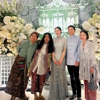 Beberapa rekan artis juga terlihat hadir. Salah satunya Ayushita. Berpose di sebelah Athina Ayushita juga ikut memamerkan senyum sumringahnya. Foto: Instagram/@ayushita