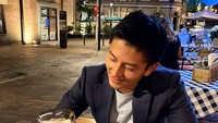 Pembalap berusia 31 tahun ini memang jarang mengumbar momen romantisnya bersama Athina. Ia lebih sering upload foto-fotonya saat kulineran. Foto: Instagram @rharyantoracing