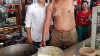 Mampir ke Warung Kopi Asiang yang legendaris di Pontianak, Rio sempat berpose di samping pemiliknya yang terkenal. Foto: Instagram @rharyantoracing