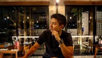 Rio termasuk salah satu penggemar berat kopi, di manapun ia berada minuman yang dipesannya pasti kopi. Foto: Instagram @rharyantoracing
