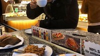 Berada di luar negeri, Rio bagikan fotonya saat ngopi ditemani aneka pastry yang manis. Foto: Instagram @rharyantoracing