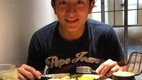 Penggemar dessert sejati, tak lengkap rasanya acara makan-makan Rio tanpa dessert yang manis enak. Foto: Instagram @rharyantoracing
