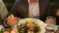 Kalau ini pose Rio ketika menikmati sajian pasta dengan topping seafood yang melimpah. Foto: Instagram @rharyantoracing