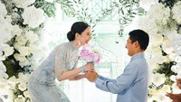 Kabar bahagia datang dari Rio Haryanto yang baru saja melamar sang kekasih, Athina Papadimitriou. Lamaran ini terungkap lewat unggahan Sandiaga Uno. Foto: Instagram @rharyantoracing