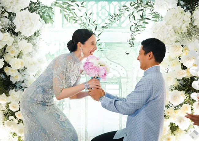 Kabar bahagia datang dari pembalap Rio Haryanto. Pada Minggu (26/5/24), Rio akhirnya melamar sang kekasih, Athina Papadimitriou. Momen bahagia tersebut kemudian diunggah ke media sosial oleh beberapa tamu undangan yang hadir. Foto: Instagram/@rharyantoracing