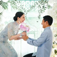 Kabar bahagia datang dari pembalap Rio Haryanto. Pada Minggu (26/5/24), Rio akhirnya melamar sang kekasih, Athina Papadimitriou. Momen bahagia tersebut kemudian diunggah ke media sosial oleh beberapa tamu undangan yang hadir. Foto: Instagram/@rharyantoracing