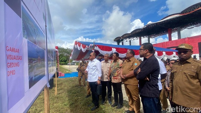 Romongan Komisi II DPR RI saat meninjau kawasan proyek pembangunan pusat perkantoran Pemprov Papua Barat Daya.