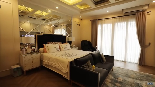 Inilah penampakan kamar utama Irish Bella. Cukup luas sampai dapat memuat kasur berukuran king-size dan sofa. (Foto: YouTube/Trans7 Official)