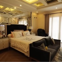 Inilah penampakan kamar utama Irish Bella. Cukup luas sampai dapat memuat kasur berukuran king-size dan sofa. (Foto: YouTube/Trans7 Official)