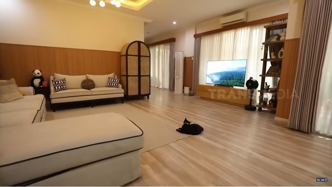 Rumah Irish memiliki ruang keluarga yang cukup luas. Dibiarkan lapang agar anak-anaknya leluasa bermain. (Foto: YouTube/Trans7 Official)