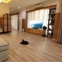 Rumah Irish memiliki ruang keluarga yang cukup luas. Dibiarkan lapang agar anak-anaknya leluasa bermain. (Foto: YouTube/Trans7 Official)