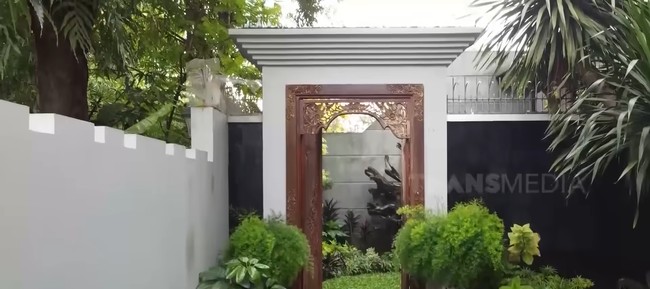 Tampak luar, arsitektur modern mendominasi bangunan. Namun, tetap ada aksen tradisional seperti gerbang yang menyerupai gebyok khas Jawa. (Foto: YouTube/Trans7 Official)