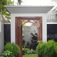 Tampak luar, arsitektur modern mendominasi bangunan. Namun, tetap ada aksen tradisional seperti gerbang yang menyerupai gebyok khas Jawa. (Foto: YouTube/Trans7 Official)
