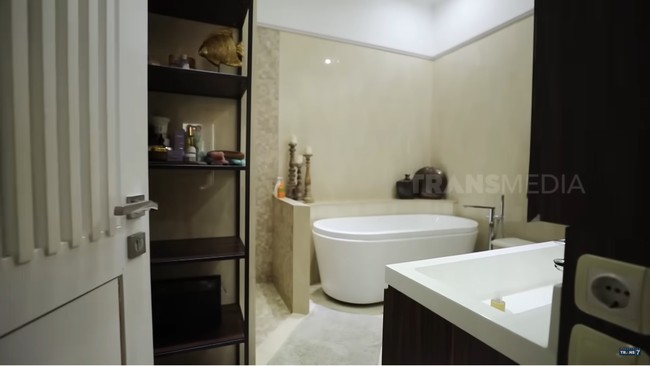 Kamar mandi yang dilengkapi bath-tub didominasi warna putih menciptakan atmosfer yang zen bak spa. (Foto: YouTube/Trans7 Official)