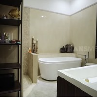 Kamar mandi yang dilengkapi bath-tub didominasi warna putih menciptakan atmosfer yang zen bak spa. (Foto: YouTube/Trans7 Official)