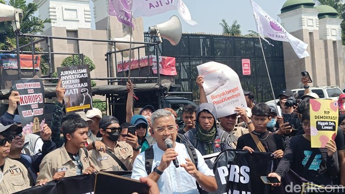 Sejumlah jurnalis dan pekerja media menggelar demo penolakan revisi UU Penyiaran di depan gedung DPR/MPR RI. Perwakilan komisi I DPR RI menemui massa. (Rizky AM/detikcom)