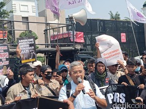 Legislator Temui Massa Demo Tolak Revisi UU Penyiaran di Depan DPR