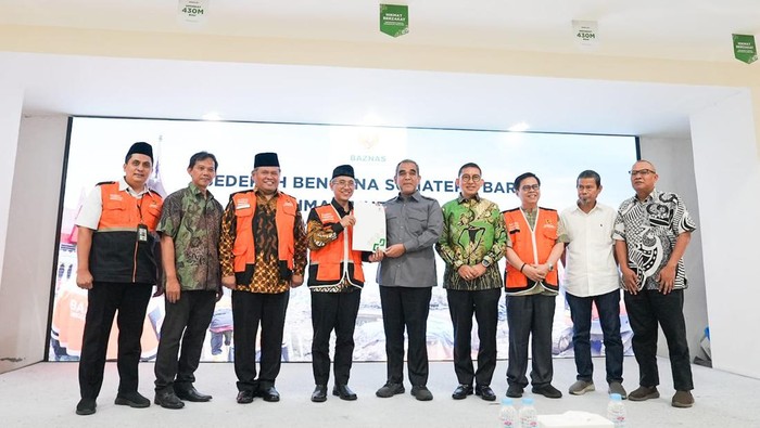 Sekjen Gerindra sekaligus Wakil Ketua MPR Ahmad Muzani menyerahkan dana bantuan kemanusiaan senilai Rp 500 juta kepada Baznas di kantor Baznas.