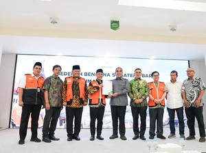 Muzani Serahkan Rp 500 Juta Hasil Lelang Sapi untuk Korban Bencana Sumbar