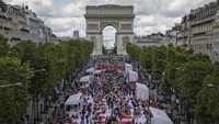 Champs-Elysees, salah satu jalanan yang paling terkenal di dunia, menjadi lokasi acara piknik raksasa di Paris.   