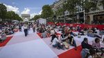 Serunya Piknik Massal di Jalanan Ikonik Paris