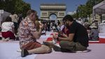 Serunya Piknik Massal di Jalanan Ikonik Paris