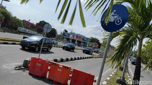 Simpang radar dari Bandara I Gusti Ngurah Rai menuju Kuta masih dipagari pembatas jalan, Senin (27/5/2024). (Foto: Agus Eka/detikBali)