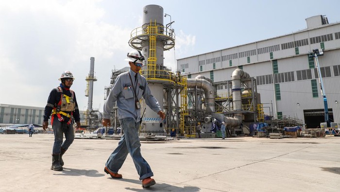 Pekerja menyelesaikan pembangunan proyek Smelter Freeport di Kawasan Ekonomi Khusus Java Integrated and Industrial Port Estate (KEK JIIPE), Gresik, Jawa Timur, Sabtu (25/5/2024). Presiden Direktur PT Freeport Indonesia Tony Wenas mengatakan mesin dan fasilitas pendukung Smelter siap untuk beroperasi pada minggu pertama bulan Juni 2024. ANTARA FOTO/Rizal Hanafi/aww.