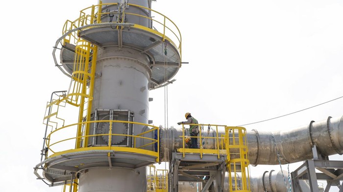 Pekerja menyelesaikan pembangunan proyek Smelter Freeport di Kawasan Ekonomi Khusus Java Integrated and Industrial Port Estate (KEK JIIPE), Gresik, Jawa Timur, Sabtu (25/5/2024). Presiden Direktur PT Freeport Indonesia Tony Wenas mengatakan mesin dan fasilitas pendukung Smelter siap untuk beroperasi pada minggu pertama bulan Juni 2024. ANTARA FOTO/Rizal Hanafi/aww.