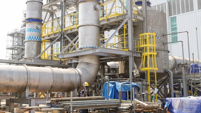 Pekerja menyelesaikan pembangunan proyek Smelter Freeport di Kawasan Ekonomi Khusus Java Integrated and Industrial Port Estate (KEK JIIPE), Gresik, Jawa Timur, Sabtu (25/5/2024). Presiden Direktur PT Freeport Indonesia Tony Wenas mengatakan mesin dan fasilitas pendukung Smelter siap untuk beroperasi pada minggu pertama bulan Juni 2024. ANTARA FOTO/Rizal Hanafi/aww.
