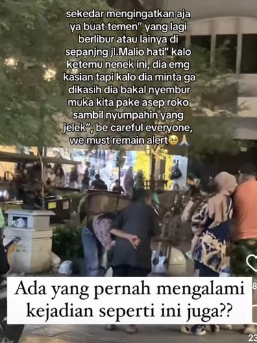Aksi lansia penyembur saat meminta uang kepada pengunjung Malioboro.