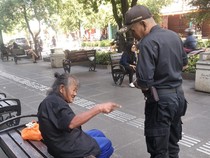 Nenek-nenek yang Viral Nyembur Asap Rokok ke Wisatawan Malioboro Diduga ODGJ