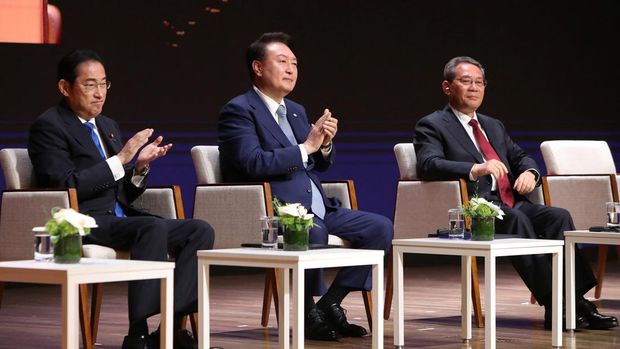Japanese Prime Minister Fumio Kishida, South Korean President Yoon Suk Yeol and Chinese Premier Li Qiang attend the business summit at the Korea Chamber of Commerce and Industry on May 27, 2024 in Seoul, South Korea.  Chung Sung-Jun/Pool via REUTERS