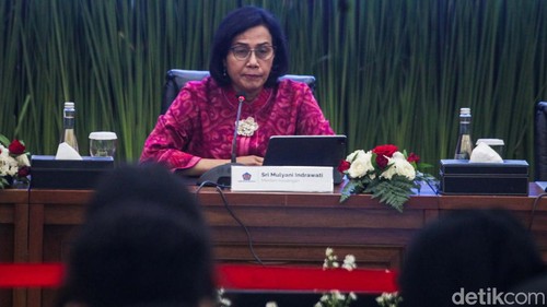 Menteri Keuangan Sri Mulyani Indrawati gelar jumpa pers pemaparan APBN. Menurut Sri Mulyani APBN surplus Rp 75,7 triliun sampai April 2024.