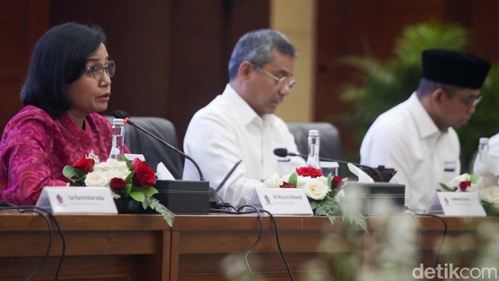 Menteri Keuangan Sri Mulyani Indrawati gelar jumpa pers pemaparan APBN. Menurut Sri Mulyani APBN surplus Rp 75,7 triliun sampai April 2024.