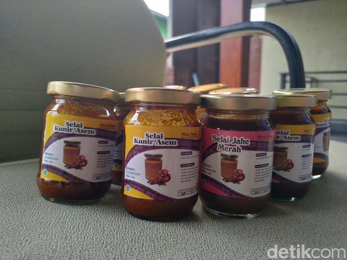 Sutrisno menunjukkan selai jamu yang dibawa dalam Musyawarah Daerah Gabungan Pengusaha (GP) Jamu DIY di Taman Jamu Naturindo, Pengasih, Kabupaten Kulon Progo, Senin (27/5/2024).