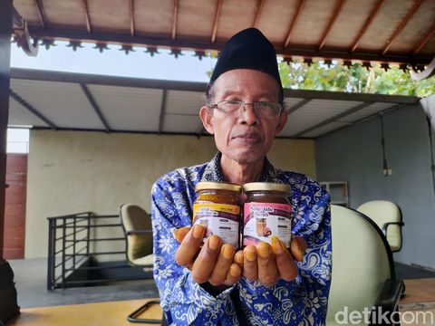 Sutrisno menunjukkan selai jamu yang dibawa dalam Musyawarah Daerah Gabungan Pengusaha (GP) Jamu DIY di Taman Jamu Naturindo, Pengasih, Kabupaten Kulon Progo, Senin (27/5/2024).
