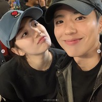 “Ini kalo nggak tau Wonderland sebentar lagi tayang, bakal mikir kalian pacaran sih!!!” “lutunaaa kekk orang pacaran beneran😭❤️” “Curiga pacaran 😂😂😍❤️” komentar sejumlah penggemar di bawah unggahan foto Park Bo Gum. Foto: dok. Instagram @bogummy, dok. Instagram @skuukzky