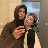 Ini adalah pertama kalinya Suzy dan Park Bo Gum dipasangkan dalam satu project. Keduanya terlihat natural menampilkan chemistry sebagai pasangan kekasih. Foto: dok. Instagram @bogummy, dok. Instagram @skuukzky