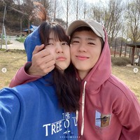 Park Bo Gum menghebohkan penggemar dengan unggahan Instagram terbarunya. Sang aktor membagikan foto mesra bersama lawan mainnya, Suzy di film Wonderland. Foto: dok. Instagram @bogummy, dok. Instagram @skuukzky