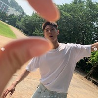 Sedangkan Park Bo Gum berperan sebagai Tae Ju, kekasih Suzy yang menemukan banyak hal asing setelah terbangun dari koma dan menjadi ‘produk’ yang diciptakan layanan AI Wonderland. Foto: dok. Instagram @bogummy, dok. Instagram @skuukzky