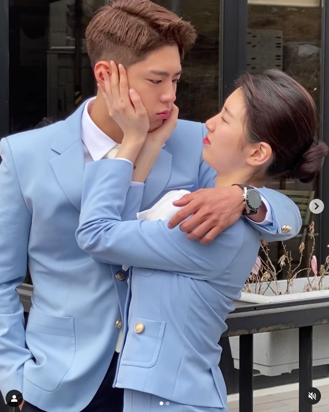 Sebelumnya Suzy juga menghebohkan penggemar saat membagikan video mengenakan seragam pramugari dan pramugara bersama Park Bo Gum. Foto: dok. Instagram @bogummy, dok. Instagram @skuukzky