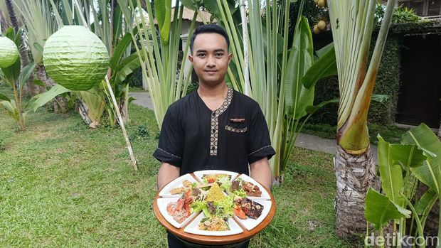 Tampilan menu Balinese Rijshtafell, Nasi Campur Babi dan Sanur Sunrise di Gong Restaurant, Sanur, Bali pada Minggu (26/5/2024). (Ni Made Lastri Karsiani Putri-detikBali)