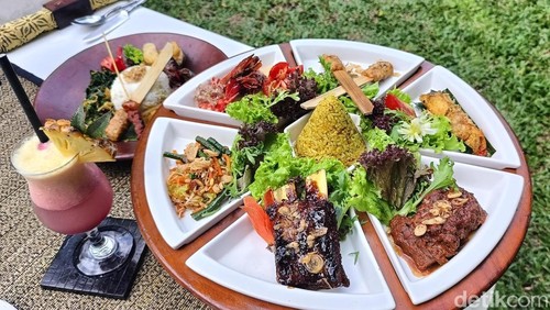 Tampilan menu Balinese Rijshtafell, Nasi Campur Babi dan Sanur Sunrise di Gong Restaurant, Sanur, Bali pada Minggu (26/5/2024). (Ni Made Lastri Karsiani Putri-detikBali)