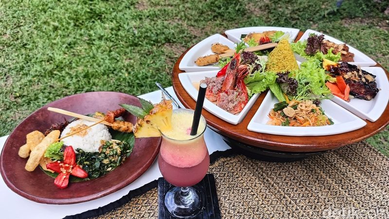 Tampilan menu Balinese Rijshtafell, Nasi Campur Babi dan Sanur Sunrise di Gong Restaurant, Sanur, Bali pada Minggu (26/5/2024). (Ni Made Lastri Karsiani Putri-detikBali)
