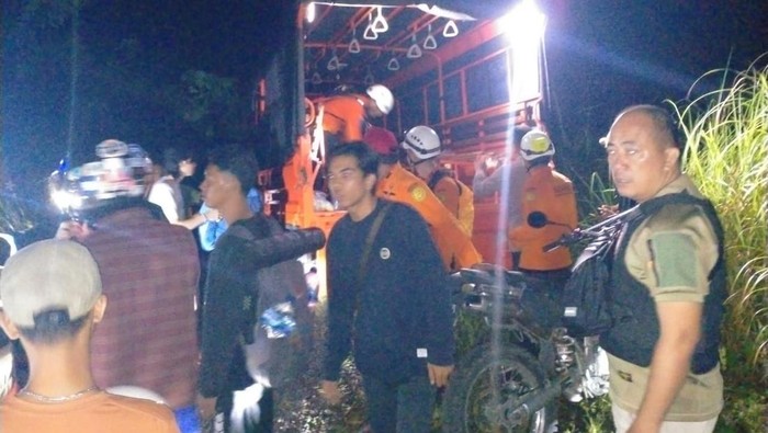 Tim SAR mengevakuasi pendaki jatuh di Gunung Soputan.