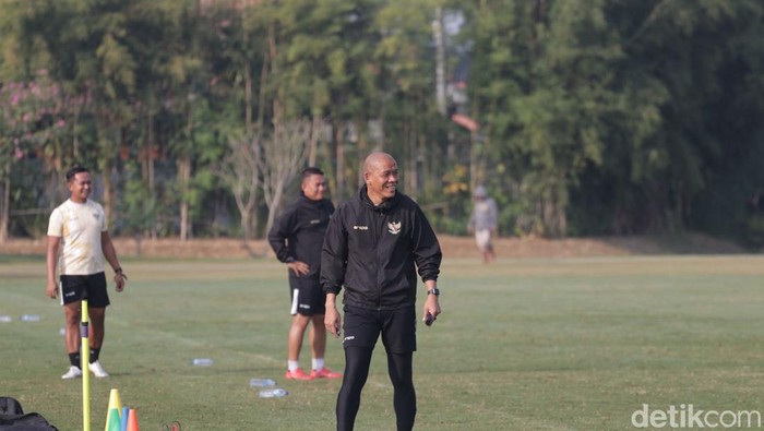 Pelatih Timnas Indonesia U-16, Nova Arianto di sesi latihan. Foto diunggah Senin (27/5/2024).