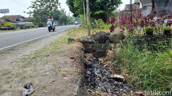 TKP Laka maut sekeluarga tabrak mentok di Patalan, Bantul, Minggu (27/5/2024). Kejadian ini menewaskan ibu dan anaknya.